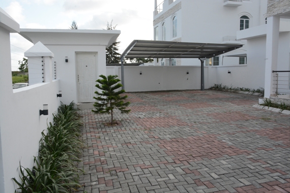 photo-linda ikeji's frontage- carport - banana island