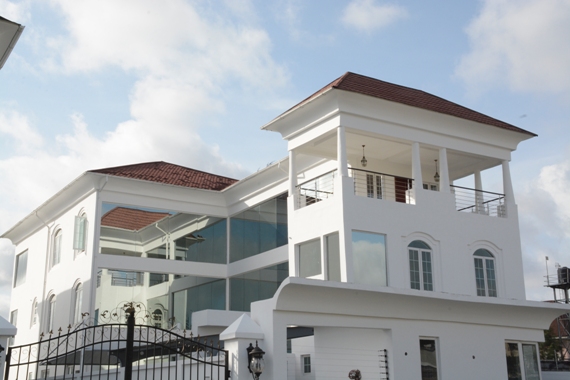 photo-linda ikeji's frontage- closeup- banana island