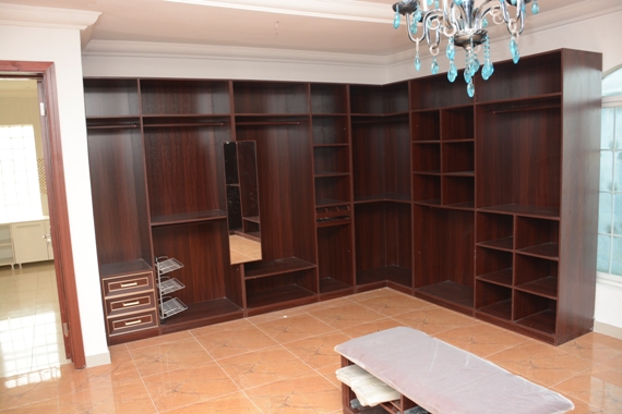 photo-linda ikeji's walk in closet - banana island